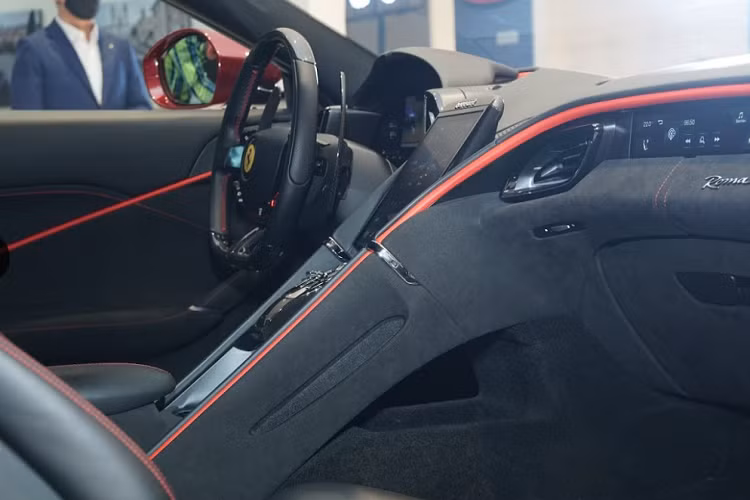 Không thể nói rằng Ferrari Roma sinh ra để kế thừa những gì mà các mẫu xe 4 chỗ ngồi như FF hay GTC4Lusso để lại. Nói đúng hơn thì Ferrari Roma mở ra một tương lai mới cho dòng siêu xe gia đình của hãng xe "ngựa chồm".