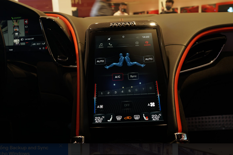 Ferrari FF và GTC4Lusso có thiết kế đầu xe khá ổn nhưng đuôi xe theo phong cách Grand Tourer cổ điển nên khá thô khi nhìn từ nửa thân sau. Thậm chí, có người còn ví phần đuôi xe của Ferrari FF và GTC4Lusso như những chú ngựa bị "dị ứng" với thuốc nên phồng lên quá cỡ. Trong khi đó, Ferrari Roma lại có đường nét góc cạnh kết hợp bo tròn hay vuốt cong rất giống như những "chú ngựa chồm" 2 chỗ ngồi cùng thương hiệu khác.