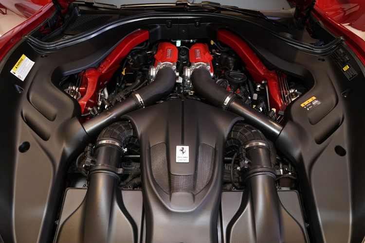 Bên trong khoang lái, siêu xe 4 chỗ ngồi Ferrari Roma có ghế ngồi bọc da cao cấp kết hợp chất liệu Alcantara và viền kim loại cùng các chi tiết sơn đen bóng khác. Hàng ghế sau trên siêu xe Ferrari Roma vẫn đủ chỗ cho người lớn ngồi nhưng tất nhiên là không thoải mái như các mẫu xe sang.