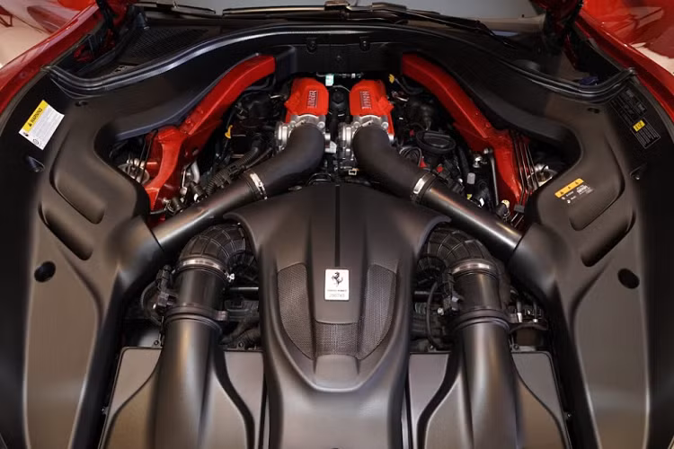 Bên trong khoang lái, siêu xe 4 chỗ ngồi Ferrari Roma có ghế ngồi bọc da cao cấp kết hợp chất liệu Alcantara và viền kim loại cùng các chi tiết sơn đen bóng khác. Hàng ghế sau trên siêu xe Ferrari Roma vẫn đủ chỗ cho người lớn ngồi nhưng tất nhiên là không thoải mái như các mẫu xe sang.