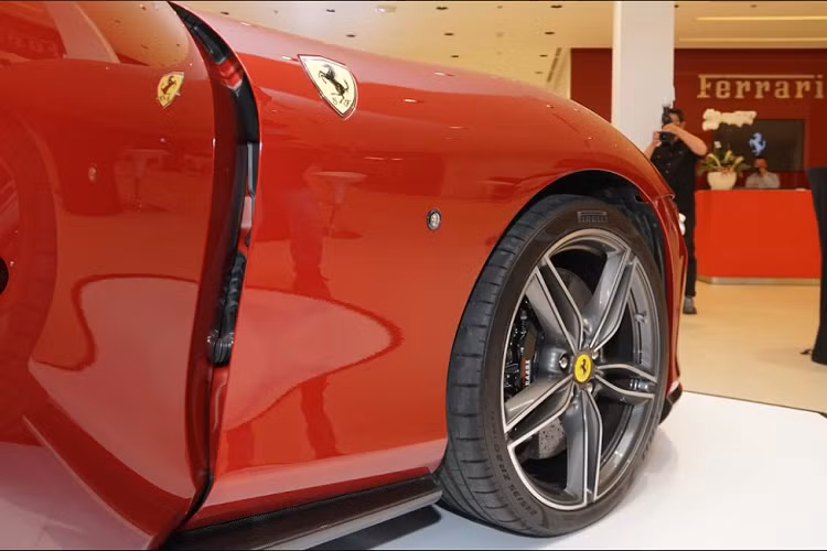 Màu sơn này khá độc đáo và chưa được đưa lên bảng màu cho khách hàng lựa chọn. Đi kèm với màu sơn đỏ Rosso California trên chiếc siêu xe Ferrari Roma chính hãng là nhiều chi tiết ngoại thất ốp carbon. Bên cạnh đó là bộ mâm 5 chấu kép sơn 2 tông màu tương phản