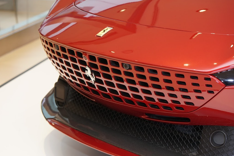 Để đánh dấu cột mốc đáng nhớ này, Ferrari Việt Nam đã nhập khẩu 2 chiếc siêu xe Ferrari Roma và SF90 Stradale về nước để giới thiệu với các khách hàng cũng như giới truyền thông. Cặp đôi "siêu ngựa" này cũng mới được Ferrari giới thiệu cho giới nhà giàu Indonesia cách đây không lâu.