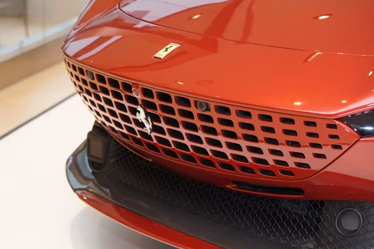 Để đánh dấu cột mốc đáng nhớ này, Ferrari Việt Nam đã nhập khẩu 2 chiếc siêu xe Ferrari Roma và SF90 Stradale về nước để giới thiệu với các khách hàng cũng như giới truyền thông. Cặp đôi "siêu ngựa" này cũng mới được Ferrari giới thiệu cho giới nhà giàu Indonesia cách đây không lâu.