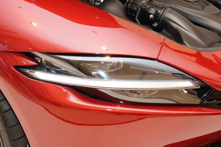 Chưa hết, Ferrari Roma còn được trang bị màn hình thông tin giải trí cỡ lớn đặt dọc và màn hình giải trí nằm phía trước mặt người ngồi trên ghế phụ. Tuy nhiên, hiện chưa rõ màn hình giải trí dành cho hành khách này là trang bị tiêu chuẩn hay tùy chọn giống trường hợp của Ferrari Portofino. Vô-lăng của Ferrari Roma được bọc da và ốp sợi carbon đồng thời tích hợp nhiều nút bấm khá tiện lợi cho người lái.