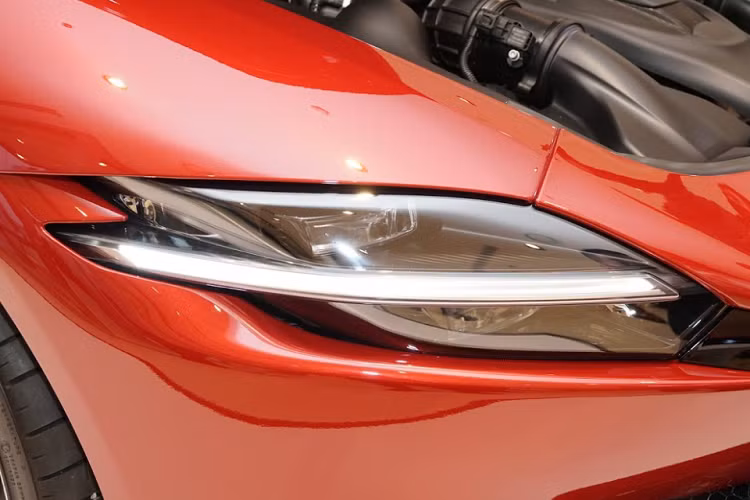 Chưa hết, Ferrari Roma còn được trang bị màn hình thông tin giải trí cỡ lớn đặt dọc và màn hình giải trí nằm phía trước mặt người ngồi trên ghế phụ. Tuy nhiên, hiện chưa rõ màn hình giải trí dành cho hành khách này là trang bị tiêu chuẩn hay tùy chọn giống trường hợp của Ferrari Portofino. Vô-lăng của Ferrari Roma được bọc da và ốp sợi carbon đồng thời tích hợp nhiều nút bấm khá tiện lợi cho người lái.