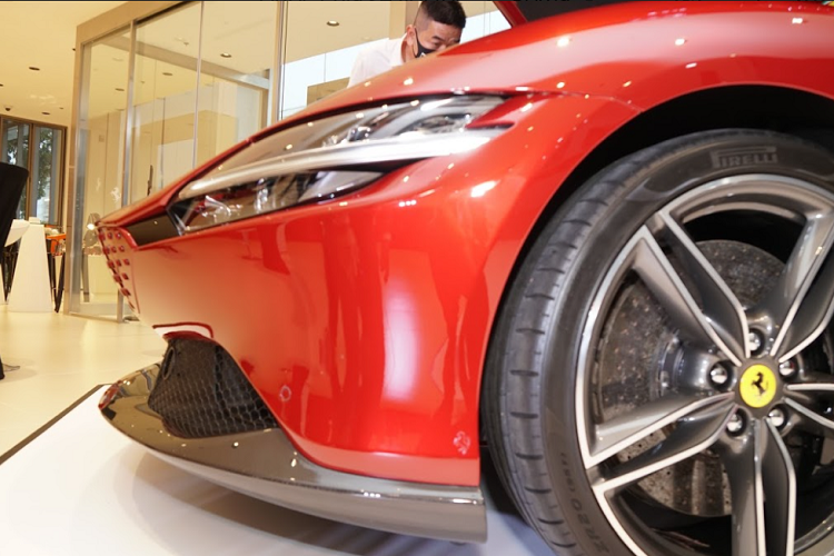 Phía sau vô lăng là lẫy chuyển số và màn hình cỡ lớn của bảng đồng hồ. Ngoài ra, Ferrari Roma còn được trang bị các nút chuyển chế độ lái mô phỏng theo nút gạt của máy bay chiến đấu. Vô lăng của siêu xe Ferrari Roma đã loại bỏ đi nút bấm Start/Stop truyền thống mà thay bằng cảm hứng. Ferrari trang bị động cơ V8, tăng áp, dung tích 3.9L, tạo ra công suất tối đa 620 mã lực và mô-men xoắn cực đại 760 Nm cho mẫu siêu xe 4 chỗ ngồi Roma. 