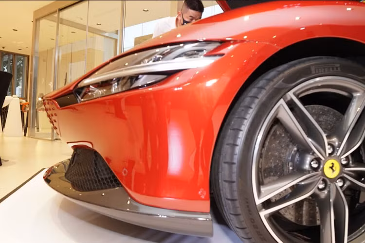 Phía sau vô lăng là lẫy chuyển số và màn hình cỡ lớn của bảng đồng hồ. Ngoài ra, Ferrari Roma còn được trang bị các nút chuyển chế độ lái mô phỏng theo nút gạt của máy bay chiến đấu. Vô lăng của siêu xe Ferrari Roma đã loại bỏ đi nút bấm Start/Stop truyền thống mà thay bằng cảm hứng. Ferrari trang bị động cơ V8, tăng áp, dung tích 3.9L, tạo ra công suất tối đa 620 mã lực và mô-men xoắn cực đại 760 Nm cho mẫu siêu xe 4 chỗ ngồi Roma. 