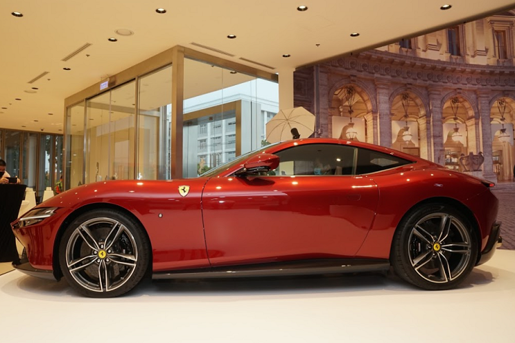 Động cơ này kết hợp với hộp số ly hợp kép 8 cấp tương tự như Ferrari SF90 Stradale. Ferrari trang bị động cơ V8, tăng áp, dung tích 3.9L, tạo ra công suất tối đa 620 mã lực và mô-men xoắn cực đại 760 Nm cho mẫu siêu xe 4 chỗ ngồi Roma. Động cơ này kết hợp với hộp số ly hợp kép 8 cấp tương tự như Ferrari SF90 Stradale.