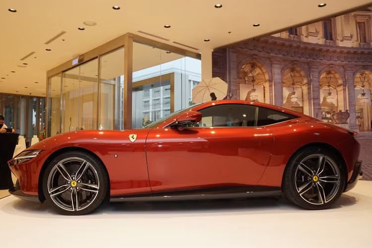 Động cơ này kết hợp với hộp số ly hợp kép 8 cấp tương tự như Ferrari SF90 Stradale. Ferrari trang bị động cơ V8, tăng áp, dung tích 3.9L, tạo ra công suất tối đa 620 mã lực và mô-men xoắn cực đại 760 Nm cho mẫu siêu xe 4 chỗ ngồi Roma. Động cơ này kết hợp với hộp số ly hợp kép 8 cấp tương tự như Ferrari SF90 Stradale.