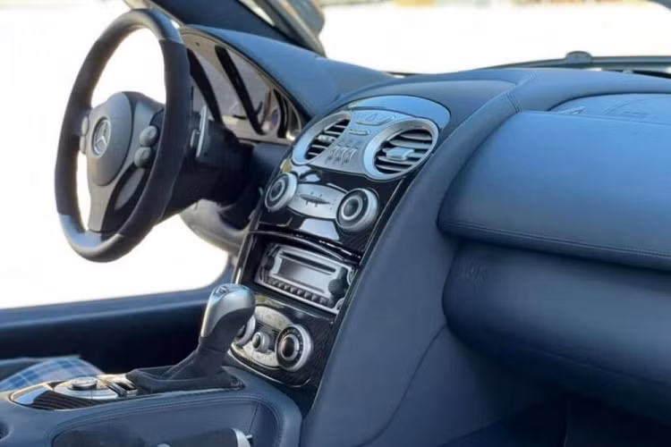 Đây chính là nguyên nhân khiến chúng tôi cho rằng "ông trùm nhà đất" sẽ chỉ xem chiếc xe này qua mạng. Mức giá rao bán của chiếc xe Mercedes-Benz SLR McLaren Edition mang số thứ tự 12 trên tổng số 25 chiếc được sản xuất trên toàn thế giới nhiều khả năng có thể ngang bằng với số tiền mà Manny Khoshbin bỏ ra để sở hữu Bugatti Chiron Hermes độc bản.