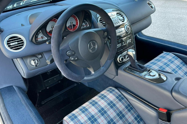 Mercedes-Benz SLR McLaren Edition chính là tên gọi chính thức của xe khi được bộ phận cá nhân hóa McLaren Special Operations (MSO) cho ra mắt 11 năm về trước. Điều gây tranh cãi của chiếc xe Mercedes-Benz SLR McLaren Edition đang được 1 đại lý xe ở Đức rao bán lại chính là ở mức giá của xe. Dù là fan cuồng của dòng xe Mercedes-Benz SLR McLaren nhưng có lẽ Manny Khoshbin cũng chào thua trước mức giá 3,1 triệu đô la (tương đương 70,9 tỷ đồng) của chiếc xe này.