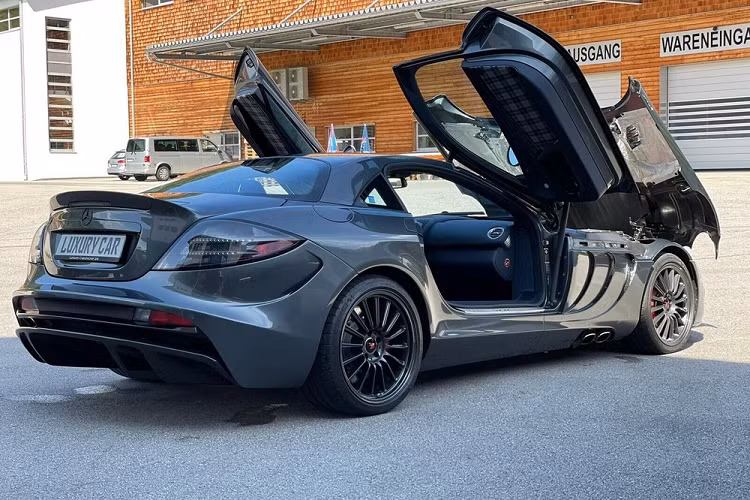 Chiếc xe này cũng có la-zăng thiết kế rất độc đáo và hệ thống xả titan. Ngoài ra, MSO đã nâng cấp hệ thống lái và hệ thống treo, đồng thời trang bị phanh gốm mới để giúp xe phanh tốt hơn. Các sửa đổi mở rộng của MSO đã giúp cho dòng siêu xe SLR giảm trọng lượng thêm 50 kg cùng với đó là tăng lực ép xuống mặt đường thêm 20%.