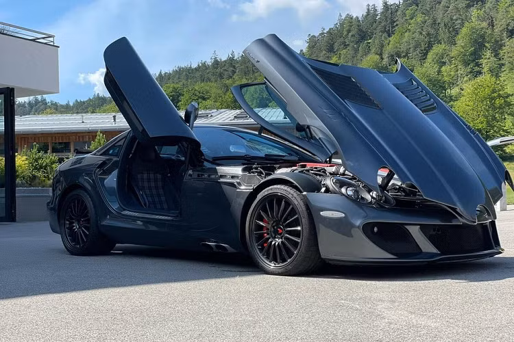 Dù sở hữu bộ sưu tập siêu xe trị giá hàng trăm triệu đô la nhưng Manny Khoshbin - "ông trùm nhà đất" ở Mỹ lại được xem là 1 tín đồ của dòng xe được mệnh danh là "mũi tên bạc" - Mercedes-Benz SLR McLaren hàng hiếm. Chỉ trong vòng hơn 1 tháng qua, đại gia này đã chi ra số tiền khủng để mua về garage 3 chiếc Mercedes-Benz SLR McLaren để nâng tổng số xe mình sở hữu lên con số 8. Tuy nhiên, số 10 mới là đích đến của Manny Khoshbin đặt ra.