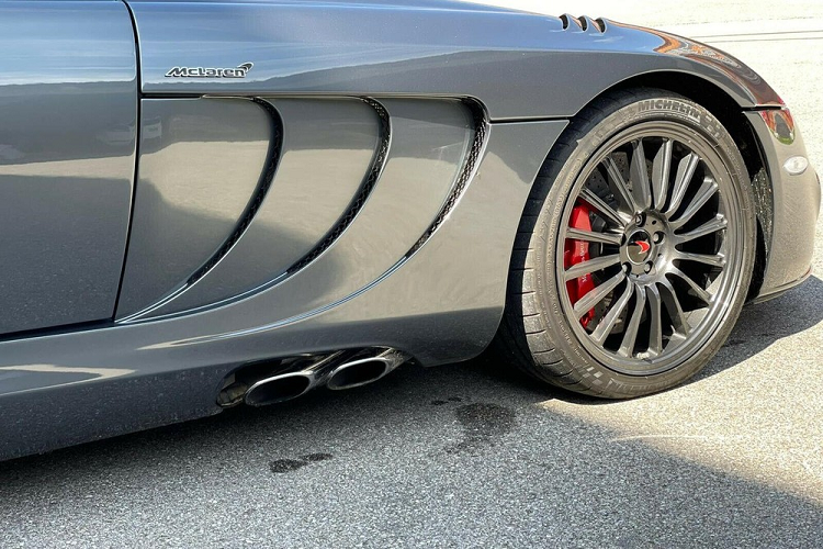 Không rõ "ông trùm nhà đất" ở Mỹ sẽ tậu về Mercedes-Benz SLR McLaren phiên bản nào nhưng thật sự trùng hợp là có 1 mẫu xe "mũi tên bạc" đang gây rất nhiều tranh cãi trong cộng đồng xe thế giới và có thể sẽ khiến đại gia này quan tâm nhưng không chắc sẽ mua. Chiếc siêu xe Mercedes-Benz SLR McLaren này thuộc phiên bản 722, nhưng đây chưa phải là lý lịch cuối cùng của xe, thay vào đó, nó là phiên bản cực hiếm và ra đời cuối cùng trước khi dòng xe "mũi tên bạc" bị khai tử.