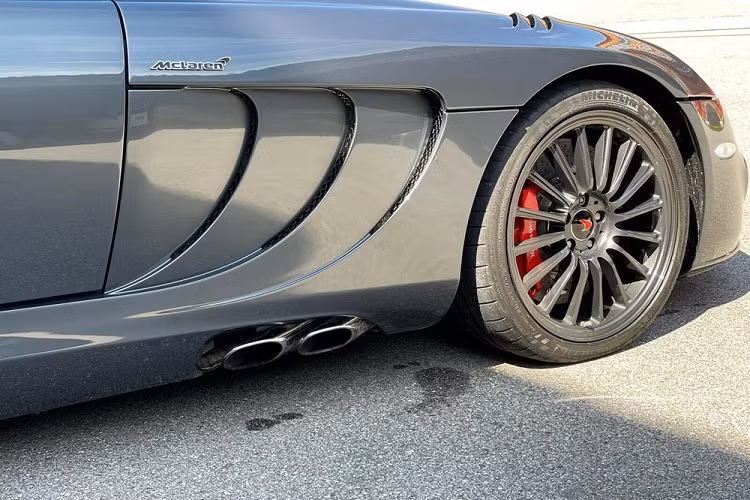 Không rõ "ông trùm nhà đất" ở Mỹ sẽ tậu về Mercedes-Benz SLR McLaren phiên bản nào nhưng thật sự trùng hợp là có 1 mẫu xe "mũi tên bạc" đang gây rất nhiều tranh cãi trong cộng đồng xe thế giới và có thể sẽ khiến đại gia này quan tâm nhưng không chắc sẽ mua. Chiếc siêu xe Mercedes-Benz SLR McLaren này thuộc phiên bản 722, nhưng đây chưa phải là lý lịch cuối cùng của xe, thay vào đó, nó là phiên bản cực hiếm và ra đời cuối cùng trước khi dòng xe "mũi tên bạc" bị khai tử.