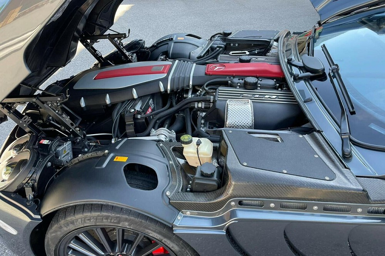 Khi dòng xe SLR ra mắt, Mercedes-Benz sở hữu 40% cổ phần của McLaren. Do đó, khi mẫu xe "mũi tên bạc" đã bị ngừng sản xuất, bộ phận McLaren Special Operations đã mang đến cho chiếc siêu xe này một chuyến đi khá đặc biệt và kết quả là SLR McLaren Edition ra đời. Để phân biệt với Mercedes-Benz SLR McLaren thông thường, MSO đã trang bị bộ body kit khí động học bổ sung cản trước và cản sau mới, lưới tản nhiệt độc đáo, mui xe mới và bộ khuếch tán mạnh mẽ hơn.