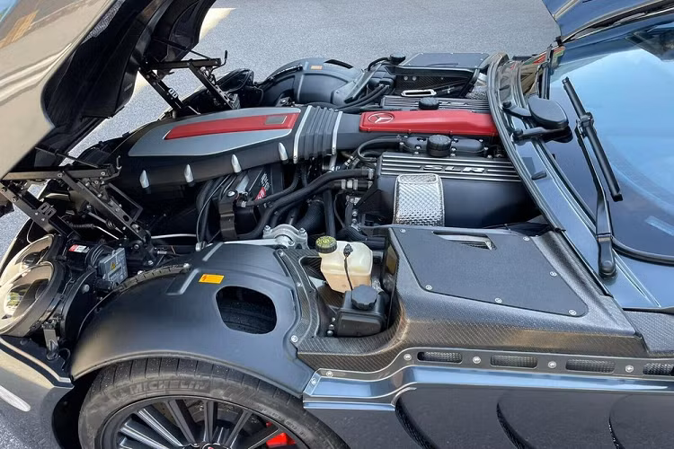 Khi dòng xe SLR ra mắt, Mercedes-Benz sở hữu 40% cổ phần của McLaren. Do đó, khi mẫu xe "mũi tên bạc" đã bị ngừng sản xuất, bộ phận McLaren Special Operations đã mang đến cho chiếc siêu xe này một chuyến đi khá đặc biệt và kết quả là SLR McLaren Edition ra đời. Để phân biệt với Mercedes-Benz SLR McLaren thông thường, MSO đã trang bị bộ body kit khí động học bổ sung cản trước và cản sau mới, lưới tản nhiệt độc đáo, mui xe mới và bộ khuếch tán mạnh mẽ hơn.