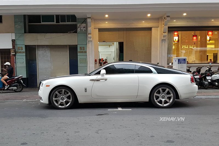 Lý do là chiếc Rolls-Royce Wraith hàng hiếm này từng nằm trong garage của ông Đặng Lê Nguyên Vũ, cũng là mẫu xe giúp cho bộ sưu tập xe Rolls-Royce của Chủ tịch Trung Nguyên đa dạng phiên bản khi đã sở hữu Phantom, Phantom Drophead Coupe, Ghost...