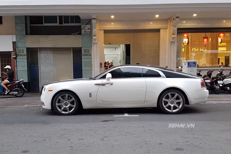 Lý do là chiếc Rolls-Royce Wraith hàng hiếm này từng nằm trong garage của ông Đặng Lê Nguyên Vũ, cũng là mẫu xe giúp cho bộ sưu tập xe Rolls-Royce của Chủ tịch Trung Nguyên đa dạng phiên bản khi đã sở hữu Phantom, Phantom Drophead Coupe, Ghost...