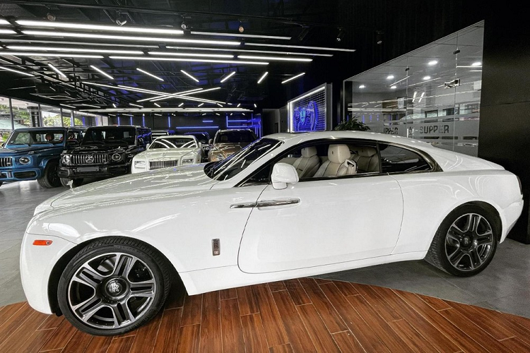 Ngoại thất chiếc Coupe siêu sang Rolls-Royce Wraith này mang màu trắng với điểm nhấn là bộ mâm 5 chấu kép sơn 2 tông màu tương phản là bạc và đen. Dù được trả về ngoại hình "zin" nhưng trên chiếc Rolls-Royce Wraith vẫn còn 1 chi tiết độ rất cá tính là logo Spirit of Ecstasy bằng chất liệu polycarbonate trong suốt và có thể phát sáng hay đổi màu sắc vào ban đêm khá độc đáo.