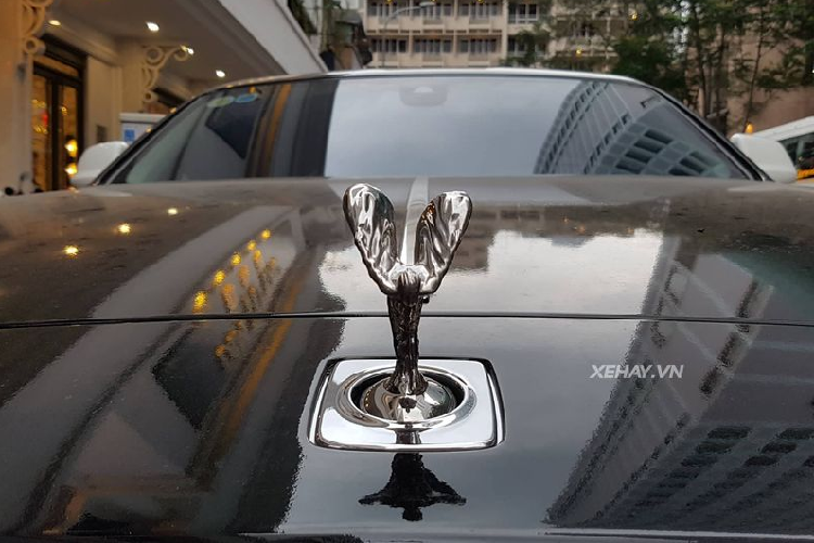 Rolls-Royce Wraith từng của Chủ tịch Trung Nguyên thuộc phiên bản đầu tiên, xe sở hữu khối động cơ V12, dung tích 6.6 lít, sản sinh công suất tối đa 623 mã lực và mô-men xoắn cực đại đạt 800 Nm. Động cơ trên Rolls-Royce Wraith kết hợp với hộp số tự động ZF 8 cấp, nhờ đó, chiếc Coupe siêu sang này chỉ mất khoảng 4,6 giây để có thể tăng tốc lên 100 km/h từ vị trí xuất phát trước khi đạt tốc độ tối đa 250 km/h