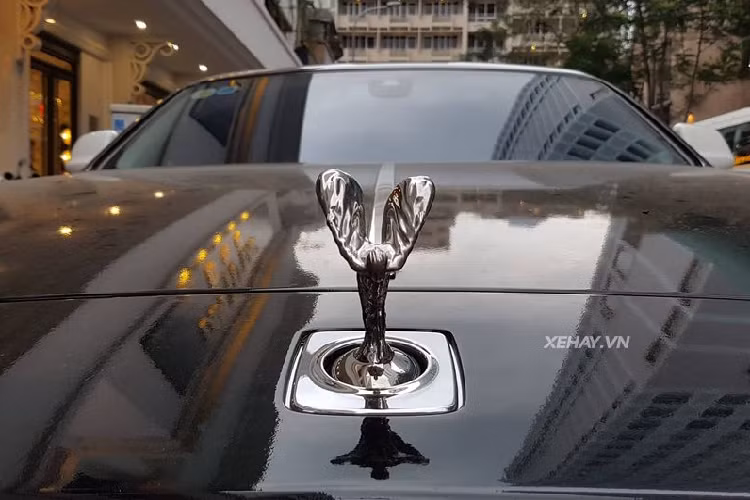 Rolls-Royce Wraith từng của Chủ tịch Trung Nguyên thuộc phiên bản đầu tiên, xe sở hữu khối động cơ V12, dung tích 6.6 lít, sản sinh công suất tối đa 623 mã lực và mô-men xoắn cực đại đạt 800 Nm. Động cơ trên Rolls-Royce Wraith kết hợp với hộp số tự động ZF 8 cấp, nhờ đó, chiếc Coupe siêu sang này chỉ mất khoảng 4,6 giây để có thể tăng tốc lên 100 km/h từ vị trí xuất phát trước khi đạt tốc độ tối đa 250 km/h