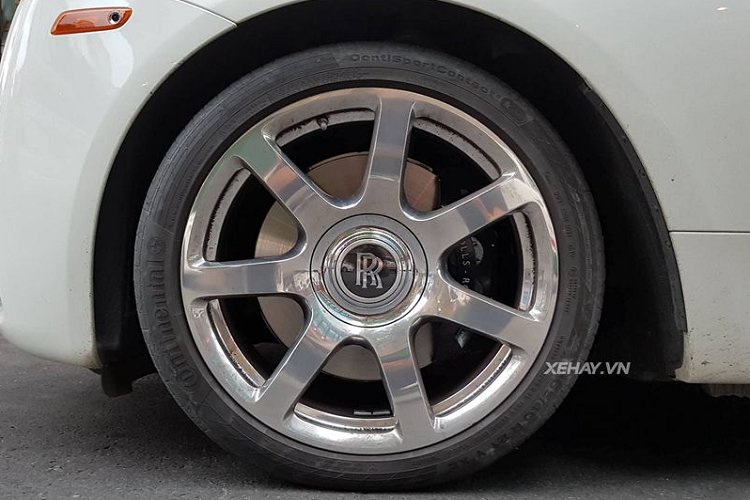 Tuy nhiên vào năm 2018, chiếc Coupe siêu sang Rolls-Royce Wraith này đã được Chủ tịch Trung Nguyên bán lại cho một công ty nhập khẩu tư nhân. Nhanh chóng sau đó, xe được trang điểm bộ áo mới mang 2 tông màu là trắng-đen và tìm thấy người mua mới. Trong gần 3 năm qua, chiếc xe Rolls-Royce Wraith của Đặng Lê Nguyên Vũ trải qua thêm vài đời chủ trước khi được một người chuyên mua bán xe sang và siêu xe ở Sài thành mua lại.