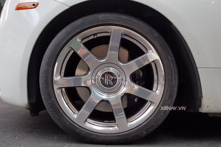 Tuy nhiên vào năm 2018, chiếc Coupe siêu sang Rolls-Royce Wraith này đã được Chủ tịch Trung Nguyên bán lại cho một công ty nhập khẩu tư nhân. Nhanh chóng sau đó, xe được trang điểm bộ áo mới mang 2 tông màu là trắng-đen và tìm thấy người mua mới. Trong gần 3 năm qua, chiếc xe Rolls-Royce Wraith của Đặng Lê Nguyên Vũ trải qua thêm vài đời chủ trước khi được một người chuyên mua bán xe sang và siêu xe ở Sài thành mua lại.