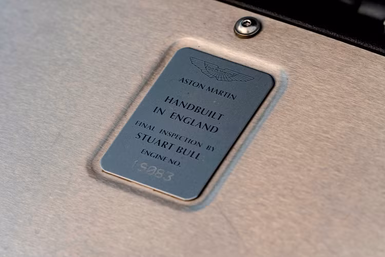 Một số tờ báo thậm chí còn ngợi ca mẫu xe với danh phong “Kiệt tác trong ngành xe hơi”. Tuy nhiên, tính đến nay, tên gọi này dường như không thể nào bàn cãi vì sau 20 năm, V12 Vanquish vẫn là một mẫu xe mang tính biểu tượng cùng nhiều công nghệ tối tân ở những năm đầu của thế kỉ 21.