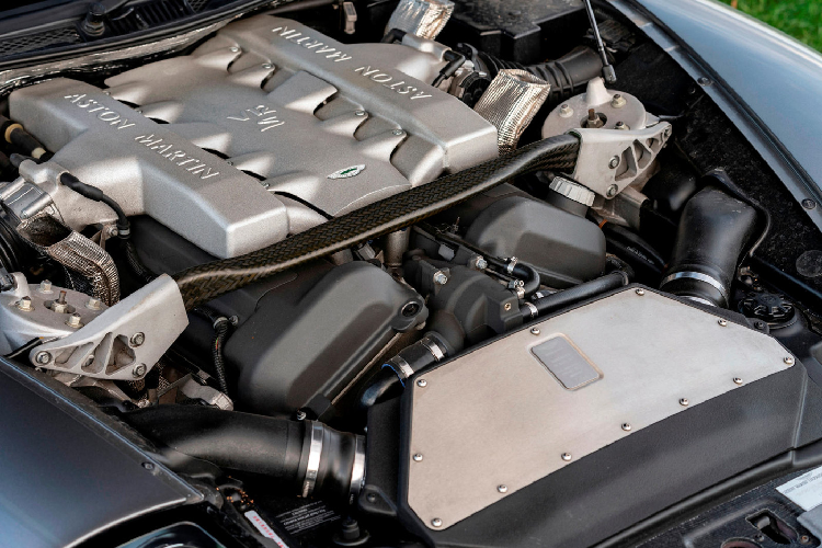 Câu chuyện về siêu xe Aston Martin V12 GT bắt đầu từ nhiều năm trước năm 2001 với một mẫu concept mang tên Project Vantage được phát triển vào giữa những năm 1990 và được ra mắt lần đầu tiên tại Triển lãm Ô tô Detroit 1998. Mẫu xe này từng được thiết kế bởi Ian Callum với trang bị động cơ V12 6.0 lít mới có khả năng sản sinh công suất 460 mã lực.