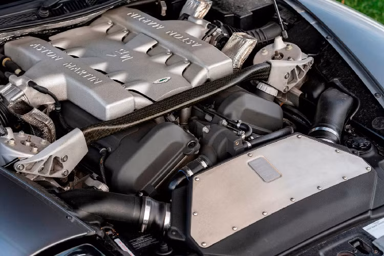 Câu chuyện về siêu xe Aston Martin V12 GT bắt đầu từ nhiều năm trước năm 2001 với một mẫu concept mang tên Project Vantage được phát triển vào giữa những năm 1990 và được ra mắt lần đầu tiên tại Triển lãm Ô tô Detroit 1998. Mẫu xe này từng được thiết kế bởi Ian Callum với trang bị động cơ V12 6.0 lít mới có khả năng sản sinh công suất 460 mã lực.