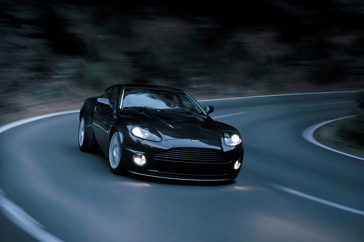 Aston Martin V12 Vanquish thế hệ đầu tiên có thể đã phần nào bớt hấp dẫn hơn ở thời điểm hiện tại, tuy nhiên mẫu xe vẫn luôn chiếm một vị thế quan trọng khi là mẫu xe đã đặt nền móng cho hàng loạt kiệt tác như V12 Zagato, Vantage V12 RS hay mẫu xe cực giới hạn One-77 tuyệt đẹp. Nhiều mẫu xe của Aston Martin được xuất xưởng về sau này đều phần nào mang trên mình âm hưởng của huyền thoại V12 Vanquish thế hệ đầu tiên.