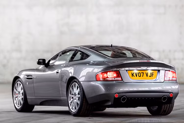 Mẫu Concept thời bấy giờ sớm trở thành một chiếc xe ấn tượng với các tấm thân xe được làm bằng vật liệu Composite cùng trọng lượng nhẹ hơn, các trang bị hiện đại hơn và chính vì thế mà làm chiếc xe trở thành một “điểm sáng” trong ngành công nghiệp xe hơi. Thương hiệu tiếp tục phát triển mẫu xe này cho đến mùa thu năm 2000, Aston Martin công bố chiếc xe trước báo giới trong một số sự kiện riêng tư để đón nhận các ý kiến. Một thời gian ngắn sau, V12 Vanquish chính thức lộ diện và trở thành mẫu xe mà bất cứ người mê xe nào cũng phải mơ ước.