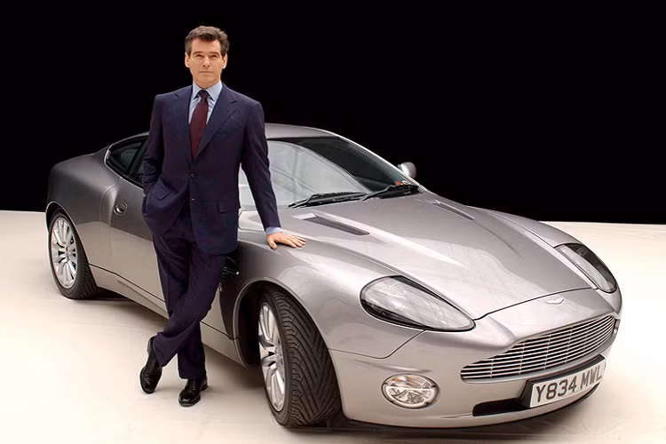 Từ trước đến nay, khi nhắc đến thương hiệu Aston Martin đều sẽ gợi nhắc cho người nghe về sự lịch lãm, quý phái của những người đàn ông cầm lái chiếc siêu xe Aston Martin V12 Vanquish huyền thoại của Anh Quốc với thiết kế thể thao nhưng không kém phần tinh tế.