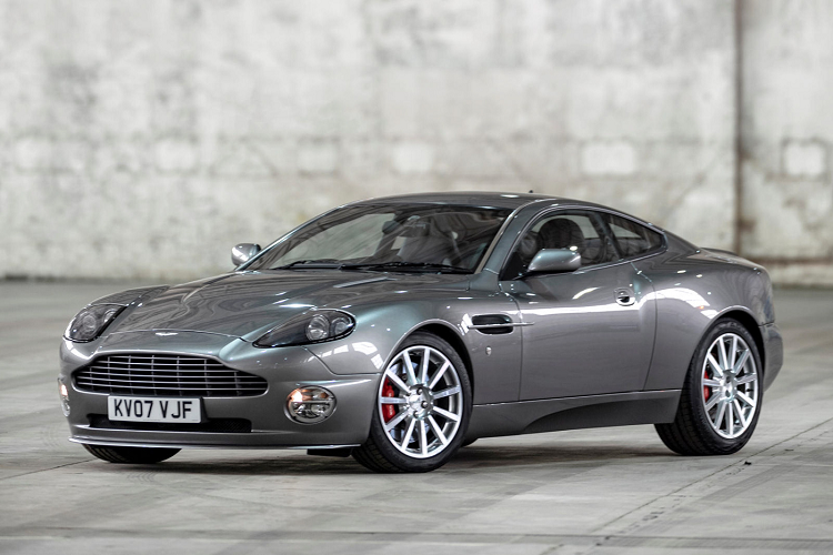 V12 Vanquish ra mắt lần đầu tiên tại triển lãm xe hơi Geneva Motorshow 2001 với những “biệt danh” như “mẫu xe mới tinh xảo nhất cùng những công nghệ tiên tiến hàng đầu do Aston Martin thiết kế và chế tạo”. Hơn nữa, chiếc xe sở hữu những công nghệ tân tiến khác như Drive-by-Wire (Một số tính năng điện bán tự động) và lẫy chuyển số F1.