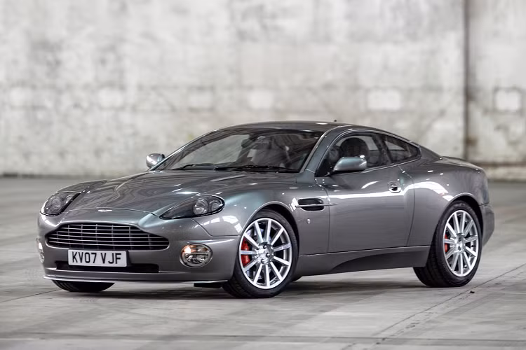 V12 Vanquish ra mắt lần đầu tiên tại triển lãm xe hơi Geneva Motorshow 2001 với những “biệt danh” như “mẫu xe mới tinh xảo nhất cùng những công nghệ tiên tiến hàng đầu do Aston Martin thiết kế và chế tạo”. Hơn nữa, chiếc xe sở hữu những công nghệ tân tiến khác như Drive-by-Wire (Một số tính năng điện bán tự động) và lẫy chuyển số F1.