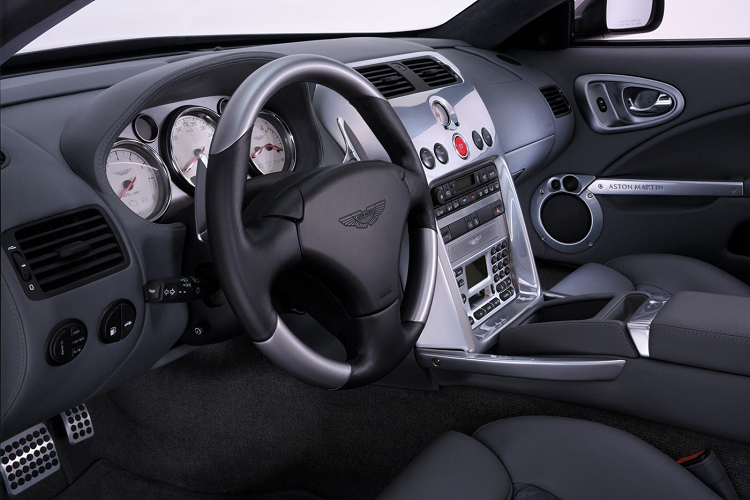 Với những chi tiết cải tiến này, chiếc V12 Vanquish do Aston Martin chế tạo đã sớm trở thành mẫu xe hàng đầu của thương hiệu. Ở thời điểm bấy giờ, V12 Vanquish từng được mệnh danh là một trong những mẫu GT động cơ đặt trước với thiết kế tuyệt vời nhất mọi thời đại.