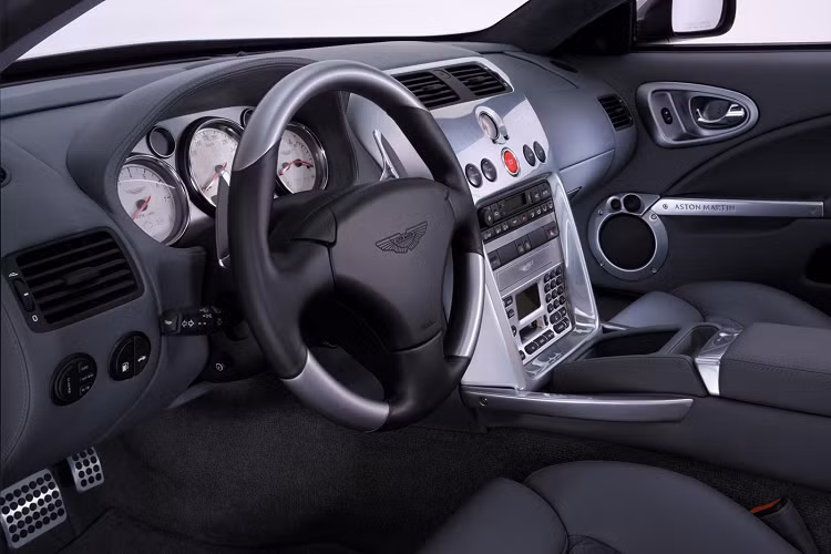 Với những chi tiết cải tiến này, chiếc V12 Vanquish do Aston Martin chế tạo đã sớm trở thành mẫu xe hàng đầu của thương hiệu. Ở thời điểm bấy giờ, V12 Vanquish từng được mệnh danh là một trong những mẫu GT động cơ đặt trước với thiết kế tuyệt vời nhất mọi thời đại.