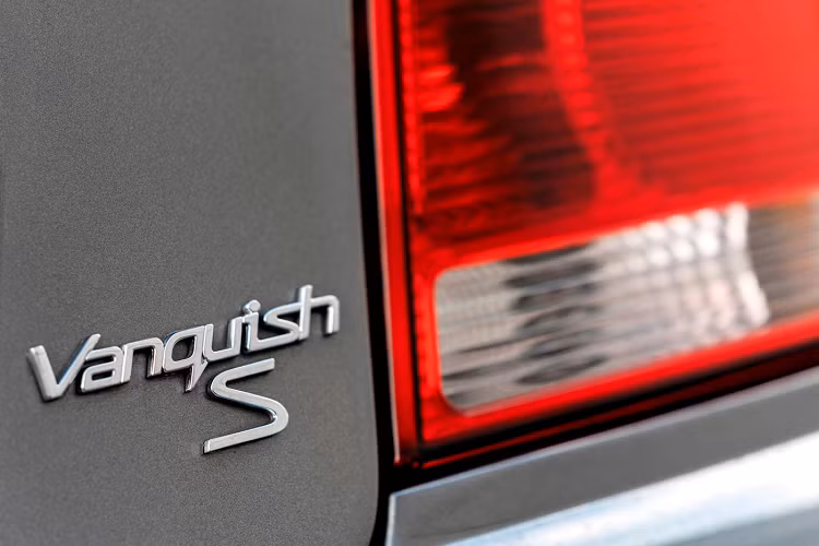 Bên cạnh những thành tựu vượt bậc về kỹ thuật, mẫu xe cũng gây ấn tượng với thiết kế tuyệt đẹp. Mẫu 2+2 này được thiết kế với triết lý pha trộn giữa sự cổ điển với di sản, truyền thống của Aston Martin. Chiếc xe mang trên mình thiết kế lưới tản nhiệt quen thuộc cùng hốc gió đặt thấp, đèn sương mù hai bên có kích thước lớn tích hợp đèn báo rẽ. Phần đuôi xe được thiết kế ngắn với nắp khoang hành lý được vuốt nhọn nhằm tôn vinh vẻ cổ điển kết hợp những chi tiết hiện đại của mẫu V12 hàng đầu.