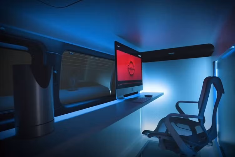 Bên trong chiếc xe van là một cái bàn văn phòng, một chiếc ghế sang trọng (ghế Herman Miller Cosm, một sản phẩm cao cấp giúp bạn có trải nghiệm êm ái, dễ chịu khi làm việc văn phòng), và một máy pha cà phê. Không có văn phòng nào là hoàn chỉnh nếu thiếu đi một máy pha ca phê hảo hạng. Bạn có thể lái xe đến bất cứ đâu bạn muốn và bắt tay vào việc ngay.