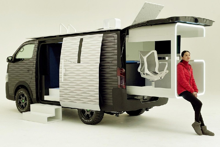 Với văn phòng di động Nissan Office Pod, ít nhất bạn có thể ra ngoài, thay đổi không khí khi làm việc, thay vì suốt ngày phải ngồi nhà. Bắt đầu từ ý tưởng đơn giản là thay đổi cảnh quan, Nissan đề xuất chuyển văn phòng tại nhà ra ngoài trời hoặc bất cứ nơi nào khác trong thành phố. Để đáp ứng ý tưởng này, Office Pod là một giải pháp văn phòng di động có thể được sử dụng cả trong hoặc ngoài xe, dễ dàng biến hóa theo nhu cầu người dùng và điều kiện tự nhiên.