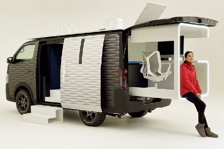 Với văn phòng di động Nissan Office Pod, ít nhất bạn có thể ra ngoài, thay đổi không khí khi làm việc, thay vì suốt ngày phải ngồi nhà. Bắt đầu từ ý tưởng đơn giản là thay đổi cảnh quan, Nissan đề xuất chuyển văn phòng tại nhà ra ngoài trời hoặc bất cứ nơi nào khác trong thành phố. Để đáp ứng ý tưởng này, Office Pod là một giải pháp văn phòng di động có thể được sử dụng cả trong hoặc ngoài xe, dễ dàng biến hóa theo nhu cầu người dùng và điều kiện tự nhiên.