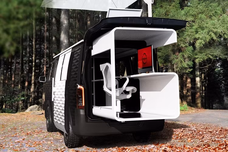 Office Pod có thiếu một thứ khá quan trọng đó là nhà vệ sinh. Điều này có nghĩa là nó sẽ chỉ có thể sử dụng được tại các điểm cắm trại hoặc ở những nơi hoang dã hoàn toàn, giả sử bạn không ngại đi “giải quyết” trong bụi rậm. Hiện tại, Office Pod chỉ là một mẫu concept, mặc dù sẽ không quá ngạc nhiên nếu nó được đưa vào sản xuất thật. Xe van cắm trại và những phương tiện tương tự đang ngày một phổ biến, và Office Pod của Nissan là một sản phẩm nhỏ gọn, mang trong mình một tính năng thú vị.