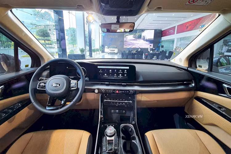 Kia Carnival 2022 hiện được phân phối với 5 phiên bản chính gồm: 2.2D Luxury 8 chỗ, 2.2D Premium 8 chỗ, 2.2D Premium 7 chỗ, 2.2D Signature 7 chỗ và 3.5G Signature 7 chỗ, lần lượt có giá bán là 1,199 - 1,319 - 1,389 - 1,439 - 1,839 tỷ đồng. Ngoài ra, hãng còn dành riêng 2 bản Royal cho khách VIP là Royal 4 ghế giá 2,379 tỷ đồng và Royal 7 ghế giá 2,399 tỷ đồng.