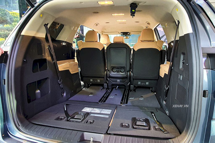 Ở bên trong, Kia Carnival 2022 có không gian nội thất khoa học, rộng rãi và sang trọng, với nhiều trang bị hiện đại như cụm màn hình đa thông tin 12.3 inch, âm thanh Bose 12 loa, nút xoay chuyển số điện tử giúp thao tác thuận tiện, 4 chế độ lái (Normal, Eco, Sport, Smart), vô lăng, táp lô bọc da cao cấp, ốp trang trí mạ crom, hệ thống đèn LED chiếu sáng nội thất, điều hòa tự động cùng 2 cửa sổ trời tạo góc nhìn rộng, thoáng mang đến cảm giác sang trọng và thời thượng.