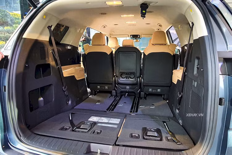 Ở bên trong, Kia Carnival 2022 có không gian nội thất khoa học, rộng rãi và sang trọng, với nhiều trang bị hiện đại như cụm màn hình đa thông tin 12.3 inch, âm thanh Bose 12 loa, nút xoay chuyển số điện tử giúp thao tác thuận tiện, 4 chế độ lái (Normal, Eco, Sport, Smart), vô lăng, táp lô bọc da cao cấp, ốp trang trí mạ crom, hệ thống đèn LED chiếu sáng nội thất, điều hòa tự động cùng 2 cửa sổ trời tạo góc nhìn rộng, thoáng mang đến cảm giác sang trọng và thời thượng.