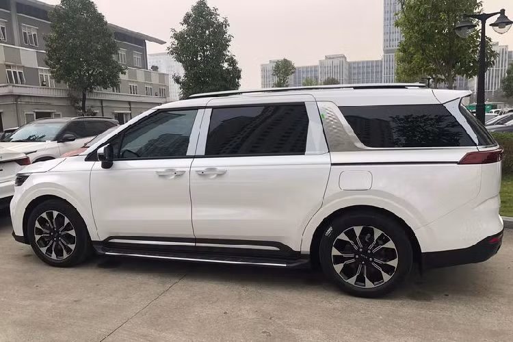 Hầu hết Kia Carnival đeo logo mới sẽ được giao tới tay khách hàng sau Tết Nguyên Đán nhưng cũng có một số đại lý đã sẵn xe đã giao ngay cuối tháng 12 này, tuy nhiên số lượng rất ít ỏi.