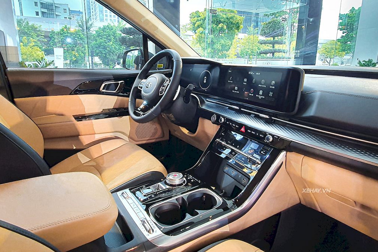 Kia Carnival 2022 mới sở hữu kích thước vượt trội với khoảng sáng gầm xe lớn cùng kiểu dáng thiết kế mạnh mẽ, thể thao, hiện đại. Các trang bị đáng chú ý ở ngoại thất gồm cụm đèn Full-LED công nghệ cao, lưới tản nhiệt mới, ốp vòm bánh xe đa tầng mạnh mẽ, đậm chất SUV, mâm xe 5 chấu kép, cụm đèn hậu Full LED thiết kế liền mạch...