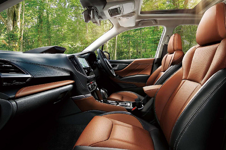 Subaru Forester 2022 tại thị trường Úc được trang bị tiêu chuẩn vô lăng và cần số bọc da, vô lăng có lẫy chuyển số, điều hoà tự động hai vùng. Màn hình hỗ trợ lái đa chức năng 6,3 inch, màn hình cảm ứng thông tin giải trí trung tâm 8.0 inch tích hợp camera lùi, hỗ trợ Apple CarPlay và Android Auto. Đèn pha LED tự động, đèn sương mù phía trước và “dàn chân” lắp bộ mâm kim 17 inch.