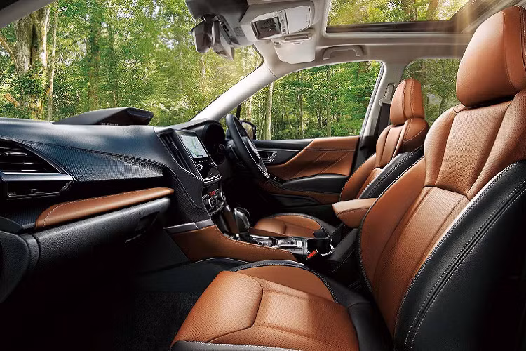 Subaru Forester 2022 tại thị trường Úc được trang bị tiêu chuẩn vô lăng và cần số bọc da, vô lăng có lẫy chuyển số, điều hoà tự động hai vùng. Màn hình hỗ trợ lái đa chức năng 6,3 inch, màn hình cảm ứng thông tin giải trí trung tâm 8.0 inch tích hợp camera lùi, hỗ trợ Apple CarPlay và Android Auto. Đèn pha LED tự động, đèn sương mù phía trước và “dàn chân” lắp bộ mâm kim 17 inch.